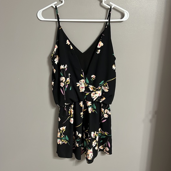 CUTE FLORAL ROMPER - Picture 2 of 2